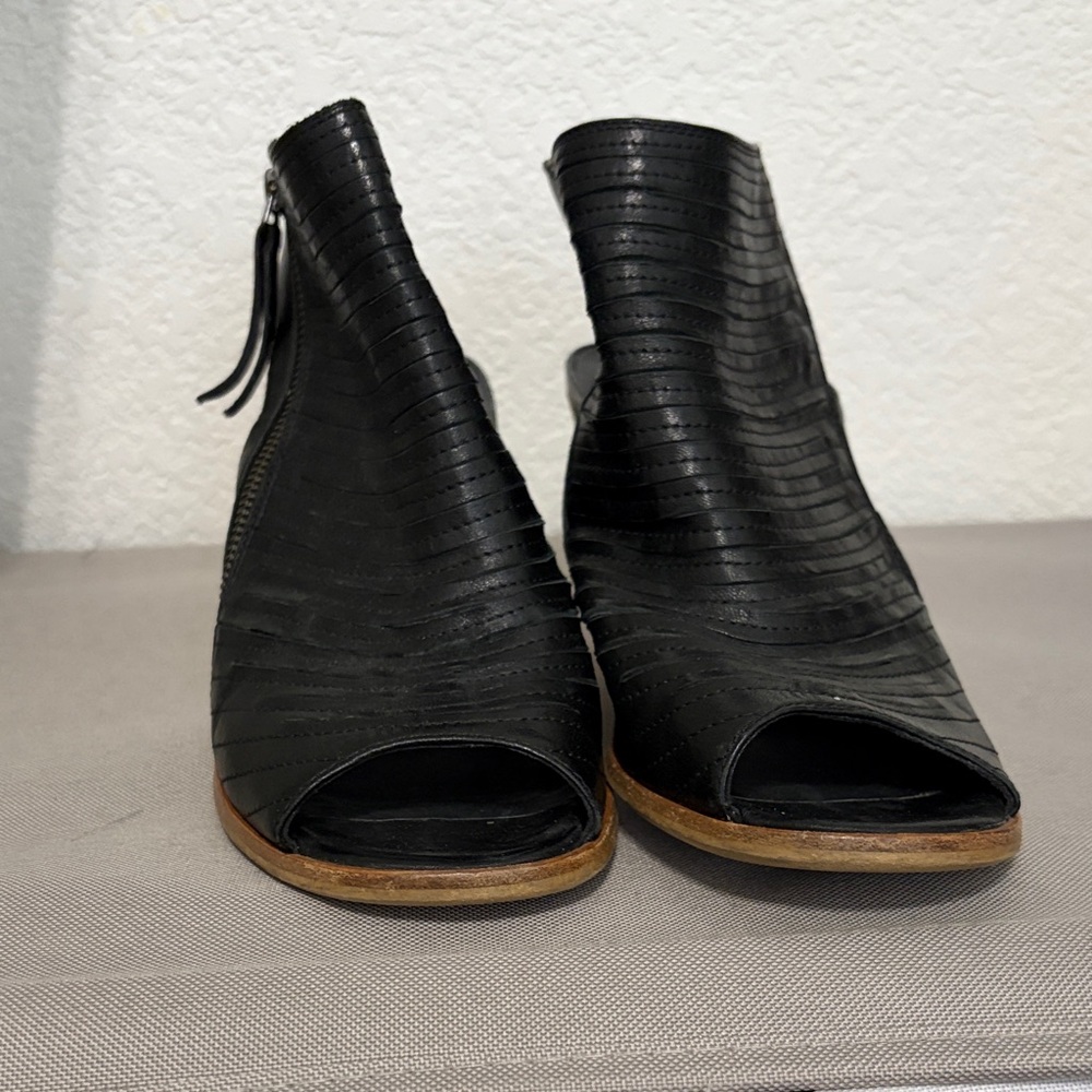 Paul Green Black Leather Peep-Toe Zip-Back Mules